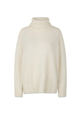 Modströms AdrianMD t-neck - Soft White. Køb strik her.