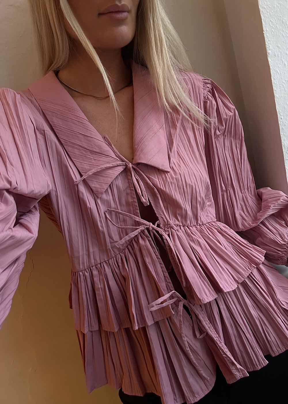 BALLOON SLEEVE TIE TOP - Pink Nectar-Blouses-Stine Goya-Butler Loftet