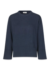 Modströms CorbinMD o-neck - Navy Sky. Køb strik her.