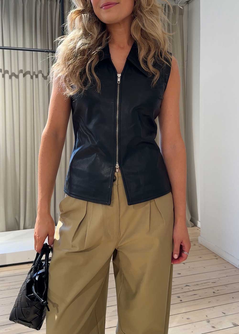 Deep Leather Vest - Black-Top-Oval Square-Butler Loftet