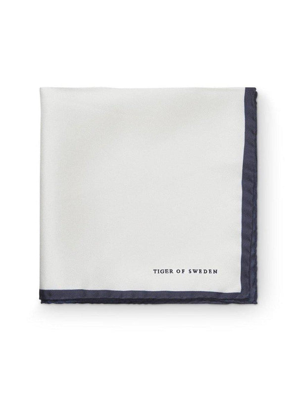 Tiger of Swedens Luserna Pocket SQ - White. Køb accessories her.