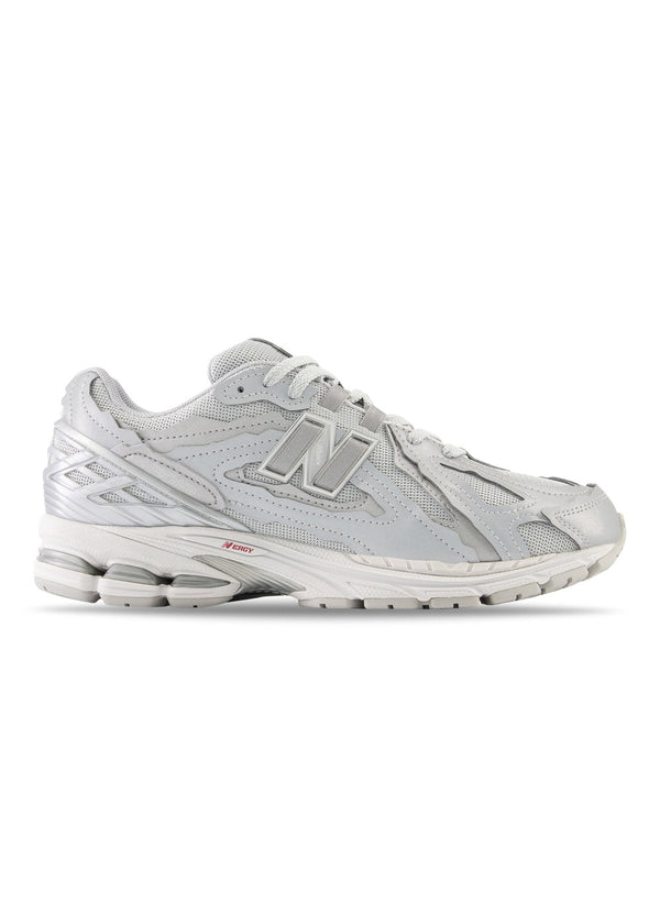 New Balances M1906DH - Silver Metallic. Køb sneakers her.