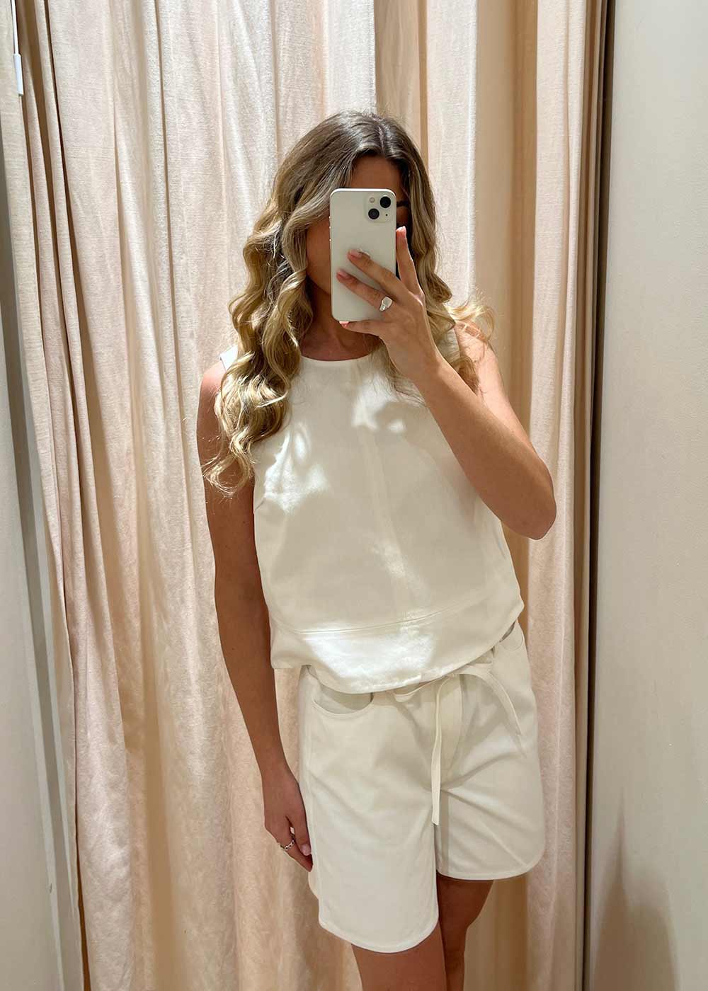 Naomamd solid shorts - Soft White-Shorts-Modström-Butler Loftet