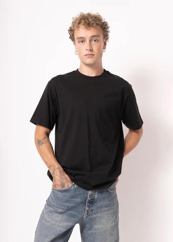 Nicholasst T-Shirt - Black-T-shirts-STRØM-Butler Loftet