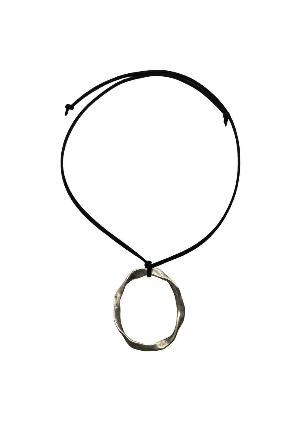 Lemon Luas Oval necklace - Silver/Black. Køb halskæder her.