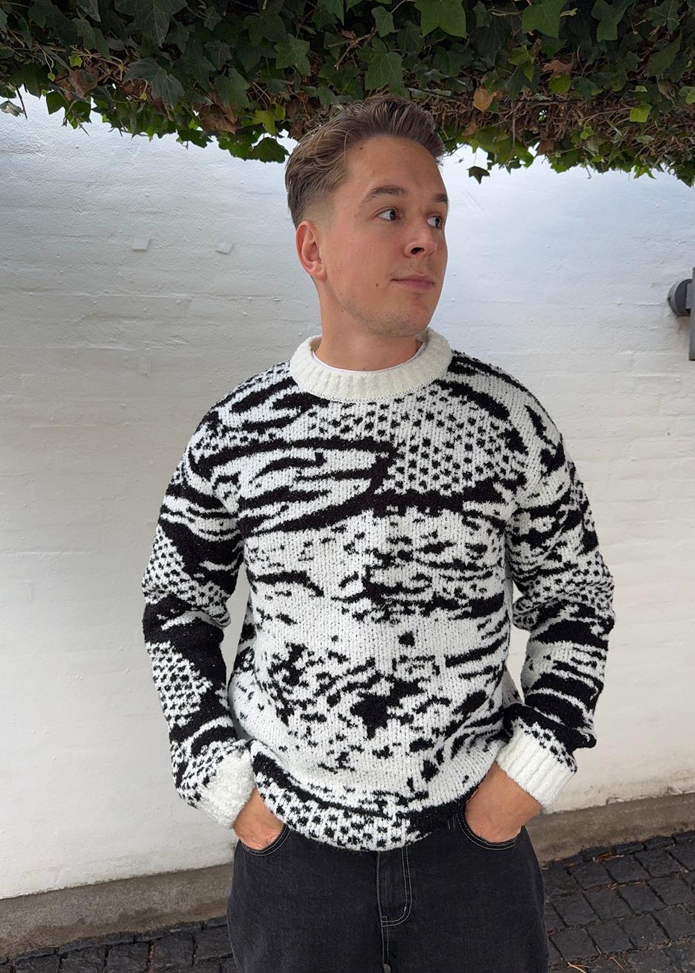 Panku Sweater - White / Black-Knitwear-Edwin-Butler Loftet