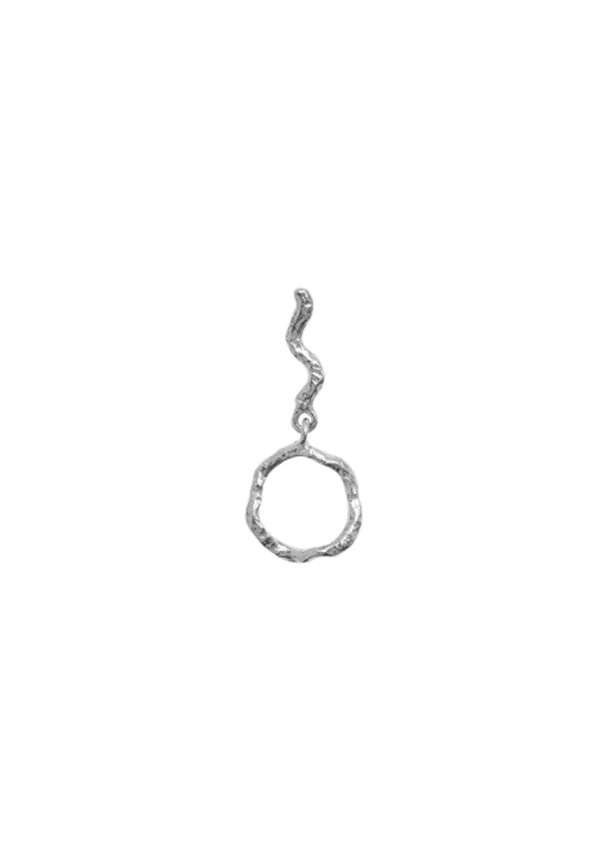 Stine A's Petit Wavy Dangling Circle Ear - Silver. Køb øreringe her.