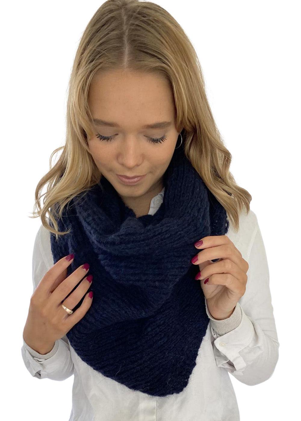 Sjal - Mørkeblå-Scarf-Coffee Beanies-Butler Loftet
