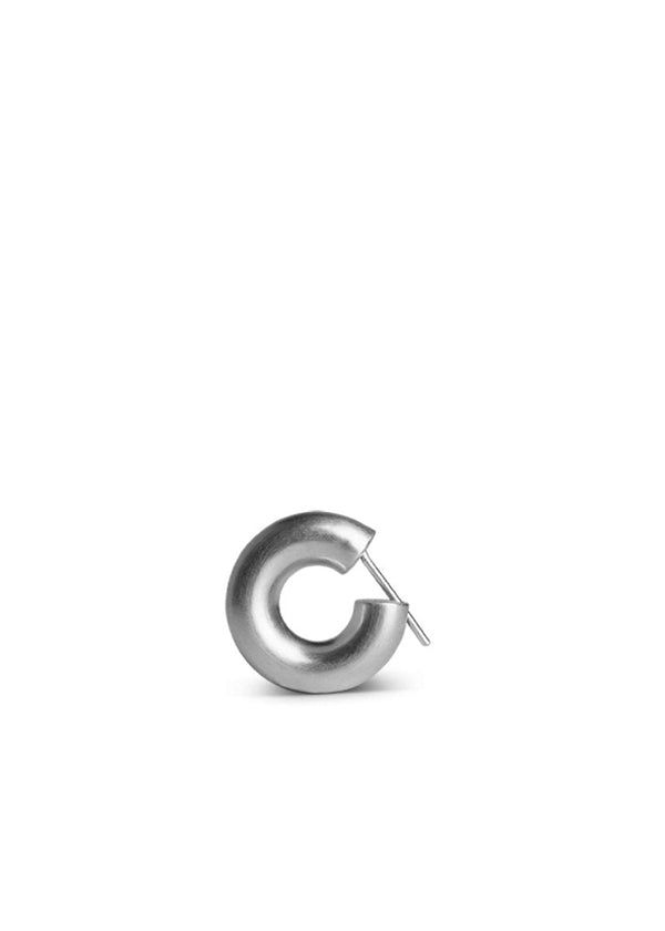 Jane Kønigs Small chunky hoops - Sterling Sølv. Køb øreringe her.